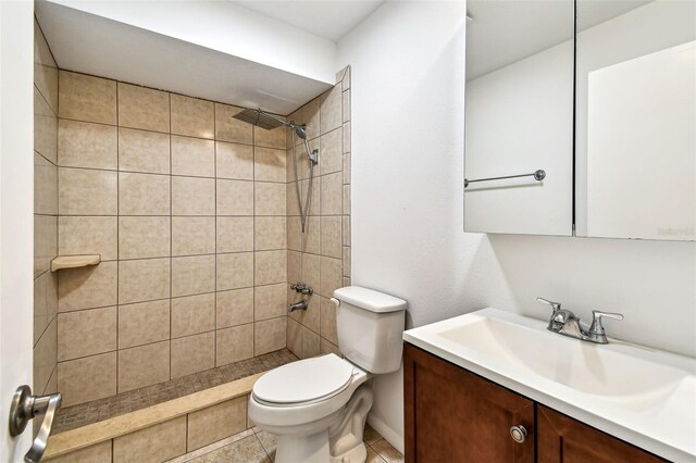 9142 Oakwood Ln, Seminole, FL 33776 - full bath featuring toilet, vanity, and tiled shower