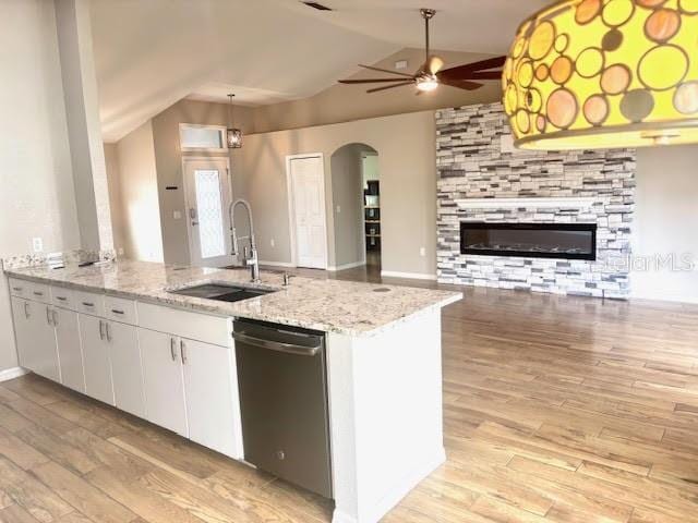 7144 Remington Oaks Loop, Lakeland, FL 33810 - kitchen with dishwasher, a sink, lofted ceiling, open floor plan, and light wood-style floors