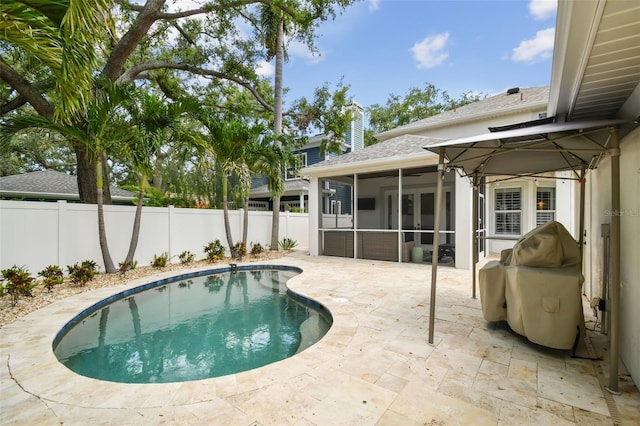 2522 W Watrous Ave, Tampa, FL 33629 - view of pool with a sunroom, a fenced backyard, and a patio
