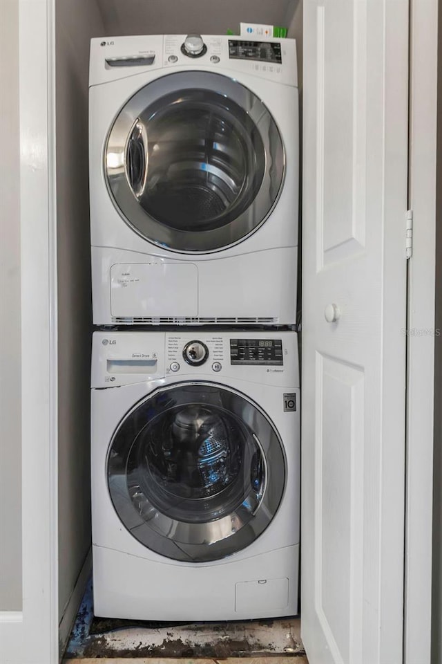 7300 Sun Island Dr S Unit 1505, South Pasadena, FL 33707 - washroom featuring estacked washer and dryer