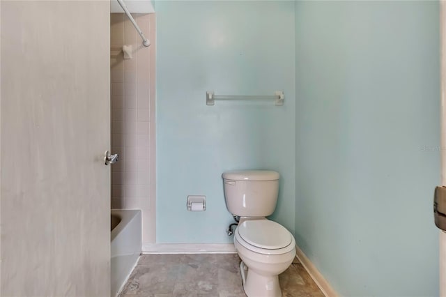 1717 Osprey Ln, Lutz, FL 33549 - bathroom with toilet, washtub / shower combination, and baseboards