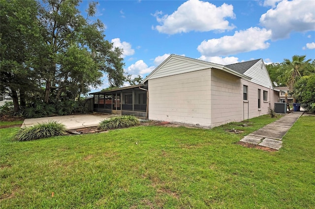 1717 Osprey Ln, Lutz, FL 33549 - rear view of property with a sunroom, a lawn, and cooling unit