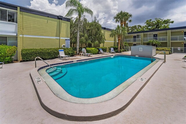 1301 S Howard Ave Unit A22, Tampa, FL 33606 - community pool with a patio area