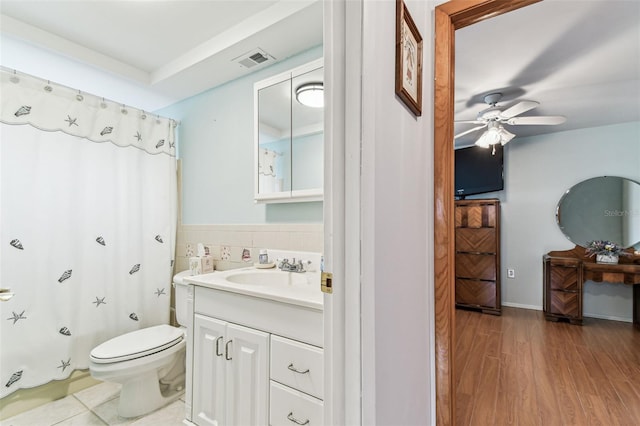12101 Meadowbrook Ln, Hudson, FL 34667 - bathroom featuring ceiling fan, toilet, vanity, wood finished floors, and a shower with curtain