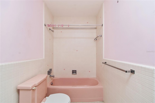 13898 Jamaica Dr, Seminole, FL 33776 - full bath featuring tile walls, a wainscoted wall, and bathing tub / shower combination