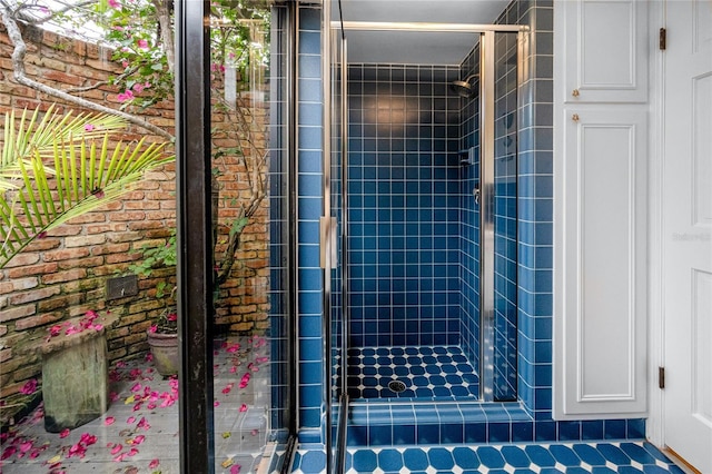 224 Harbor View Ln, Largo, FL 33770 - bathroom featuring a stall shower