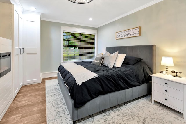 9615 Raiden Ln, Riverview, FL 33569 - bedroom featuring crown molding, light wood-style floors, recessed lighting, and baseboards
