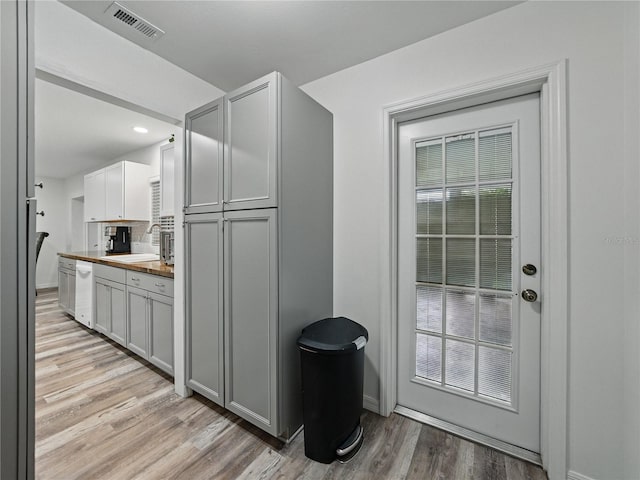 140 Morrow Cir, Brandon, FL 33510 - kitchen featuring light wood-style floors, baseboards, white dishwasher, decorative backsplash, and gray cabinets