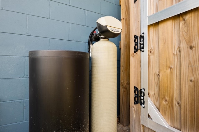 3983 Shay Dr, Bartow, FL 33830 - exterior view of concrete block wall and a water softener