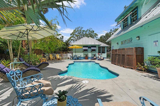 111 29th St W, Bradenton, FL 34205 - view of pool featuring a patio area and a fenced backyard