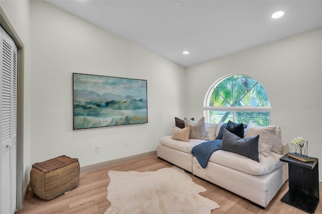 16106 Worlington Pl, Odessa, FL 33556 - living room featuring wood finished floors, recessed lighting, baseboards, and vaulted ceiling
