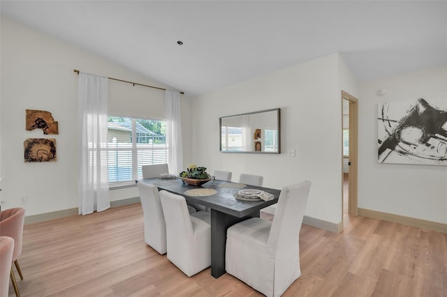 16106 Worlington Pl, Odessa, FL 33556 - dining room featuring light wood-style floors, vaulted ceiling, and baseboards