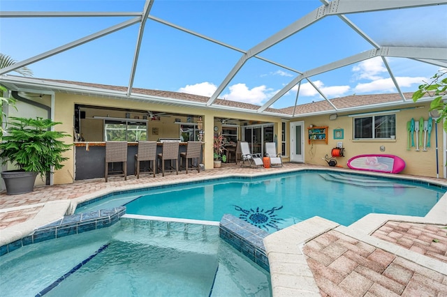 2812 SW 29th Ave, Cape Coral, FL 33914 - view of swimming pool featuring a pool with connected hot tub, a ceiling fan, and a lanai