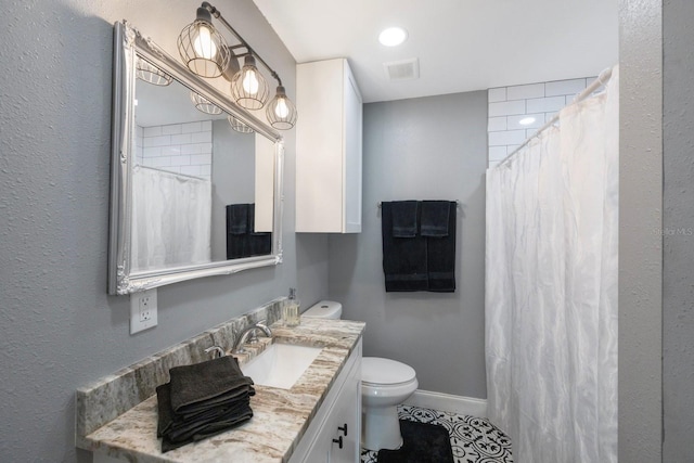 8339 75th Ave, Seminole, FL 33777 - full bathroom featuring vanity, toilet, baseboards, and curtained shower
