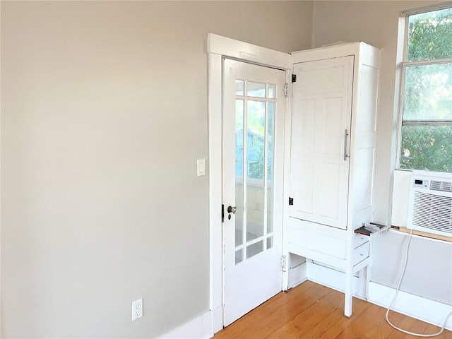 824 31st Ave N, Saint Petersburg, FL 33704 - foyer featuring light wood-type flooring and cooling unit