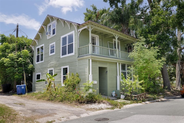 824 31st Ave N, Saint Petersburg, FL 33704 - view of front of house featuring a balcony