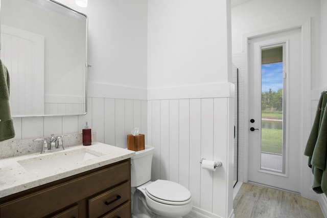 3559 Maple Bay Ln, Land O Lakes, FL 34638 - full bath featuring vanity, wainscoting, and wood finished floors