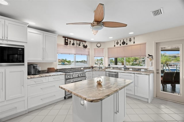 5782 Westshore Dr, New Port Richey, FL 34652 - kitchen featuring appliances with stainless steel finishes, a sink, healthy amount of natural light, ceiling fan, and recessed lighting