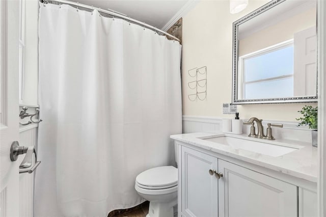 10339 111th St, Largo, FL 33778 - full bathroom featuring vanity, wainscoting, crown molding, and curtained shower