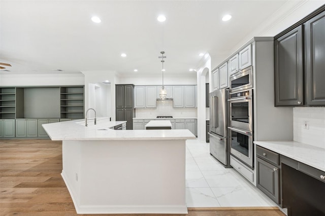17802 Mission Oak Dr, Lithia, FL 33547 - kitchen with appliances with stainless steel finishes, a large island with sink, crown molding, a sink, and backsplash