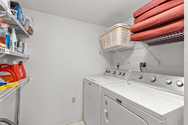 2699 Pine Ridge Way E Unit H2, Palm Harbor, FL 34684 - laundry room featuring independent washer and dryer and a textured ceiling