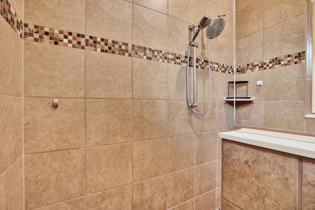 15415 Mulholland Rd, Parrish, FL 34219 - bathroom featuring a tile shower