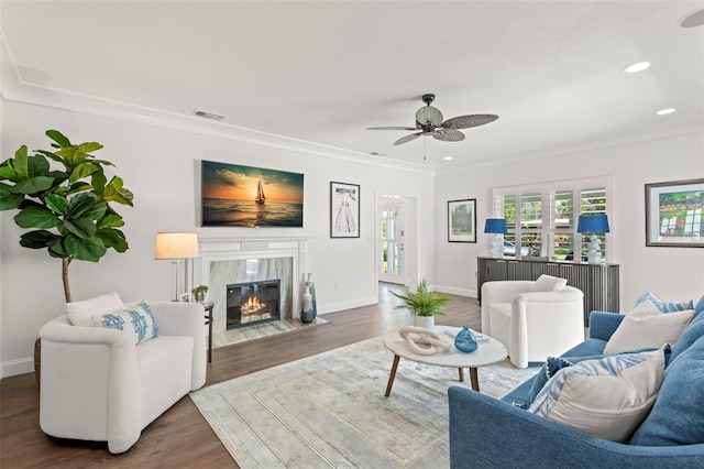 146 26th Ave NE, Saint Petersburg, FL 33704 - living area featuring crown molding, ceiling fan, wood finished floors, baseboards, and recessed lighting