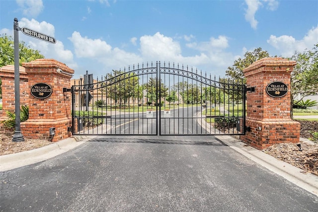 27427 Mistflower Dr, Wesley Chapel, FL 33544 - view of gate