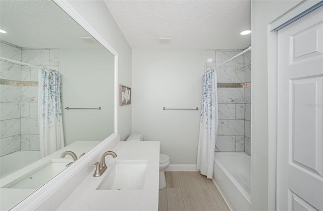 7547 Landmark Dr, Spring Hill, FL 34606 - bathroom featuring a textured ceiling, shower / tub combo with curtain, vanity, wood finished floors, and recessed lighting