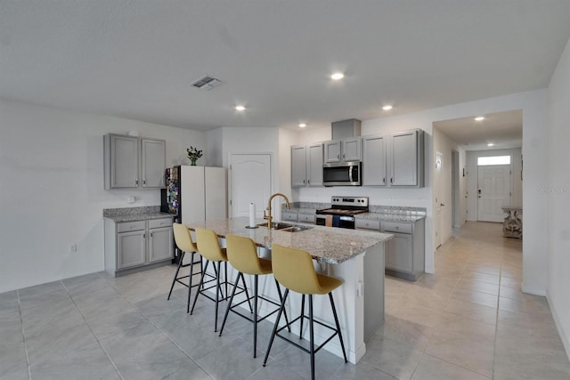 3628 Diving Dove Ln, Bartow, FL 33830 - kitchen featuring appliances with stainless steel finishes, gray cabinetry, a sink, a breakfast bar area, and recessed lighting