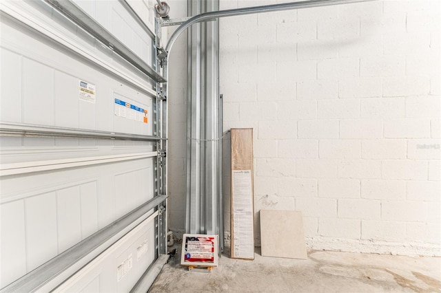 9140 Hillcroft Dr, Riverview, FL 33578 - garage featuring concrete block wall