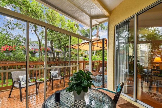 3484 Primrose Way, Palm Harbor, FL 34683 - sunroom featuring vaulted ceiling