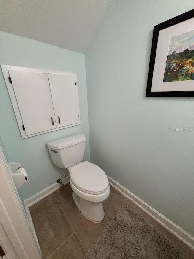 1055 6th Ave Unit A11, Vero Beach, FL 32960 - bathroom with toilet, baseboards, and vaulted ceiling