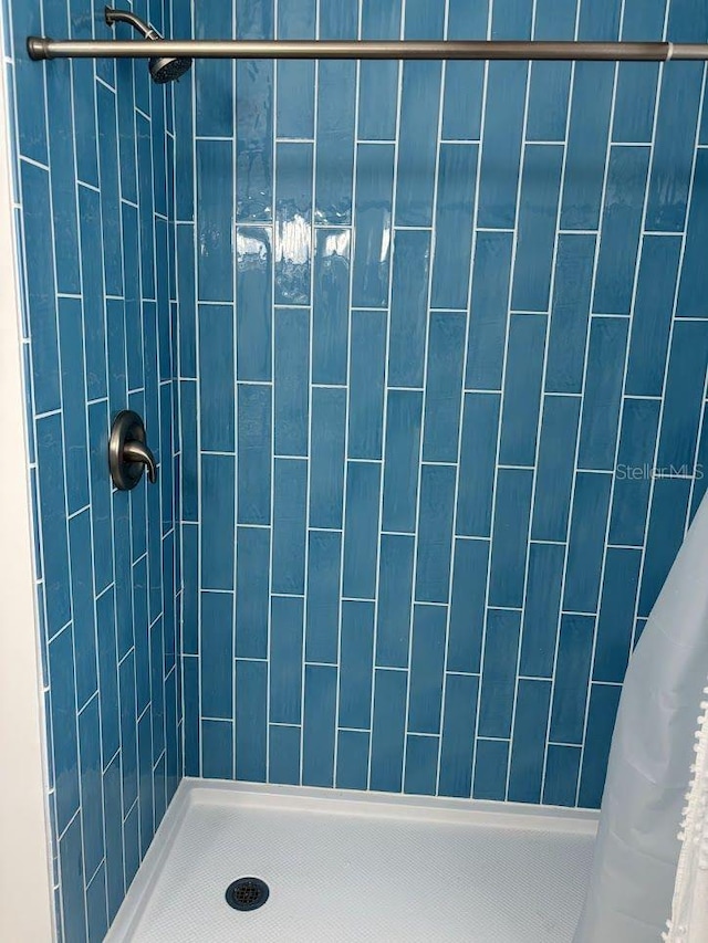 1055 6th Ave Unit A11, Vero Beach, FL 32960 - full bathroom with a tile shower