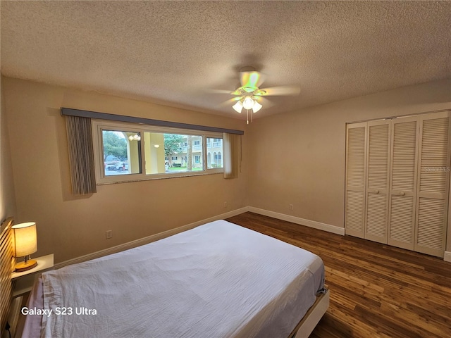 2221 Norwegian Dr Unit 15, Clearwater, FL 33763 - bedroom with wood finished floors, a textured ceiling, baseboards, a closet, and ceiling fan