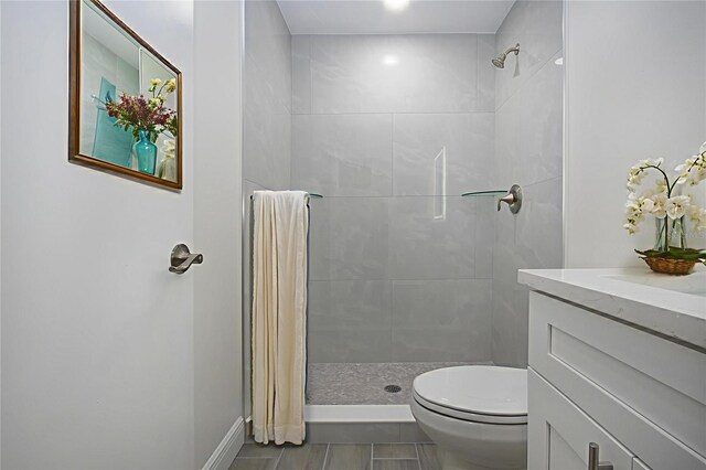 1906 Canterbury Ln Unit 20, Sun City Center, FL 33573 - full bath with a tile shower, toilet, vanity, and baseboards