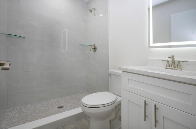 1906 Canterbury Ln Unit 20, Sun City Center, FL 33573 - full bathroom with tiled shower, toilet, and vanity