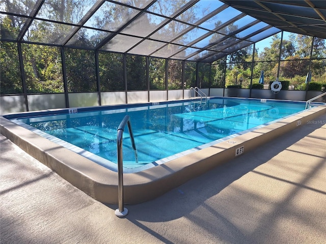3536 Countrybrook Ln Unit 13, Palm Harbor, FL 34684 - community pool featuring a lanai