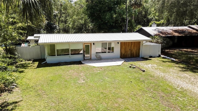 8944 W White Dogwood Dr, Homosassa, FL 34448 - view of front facade with metal roof