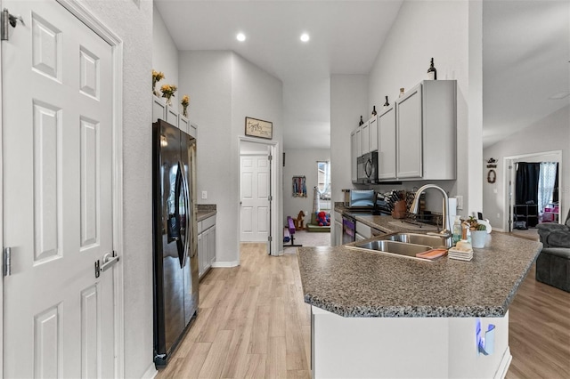 2053 Charleston Ln, Bartow, FL 33830 - kitchen featuring black appliances, a sink, a peninsula, light wood-type flooring, and high vaulted ceiling