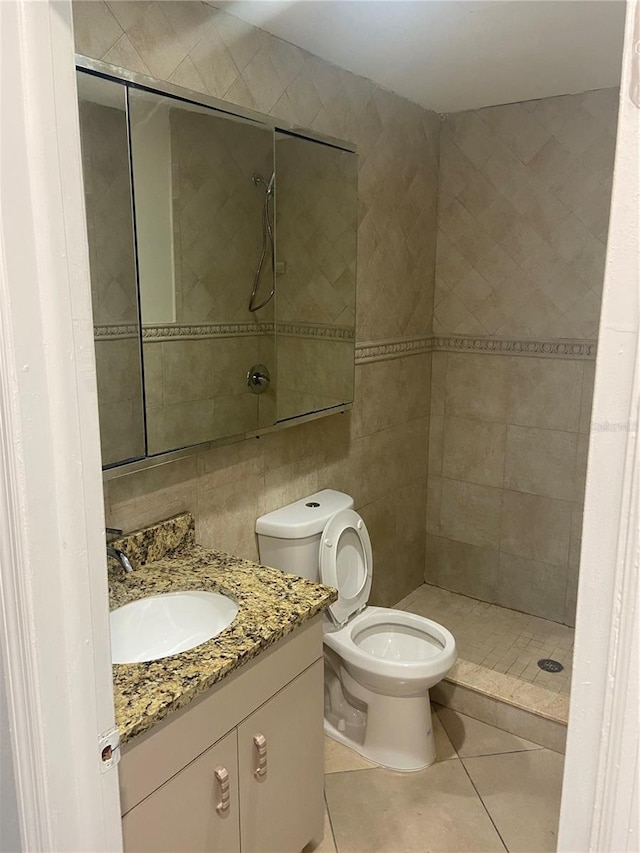 2160 Corbin Pl Unit C, Palm Harbor, FL 34683 - bathroom featuring vanity, tile patterned floors, a tile shower, and tile walls