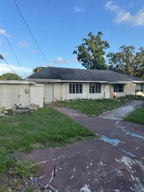 2518 Mabry St, Tampa, FL 33618 - ranch-style house featuring a front lawn