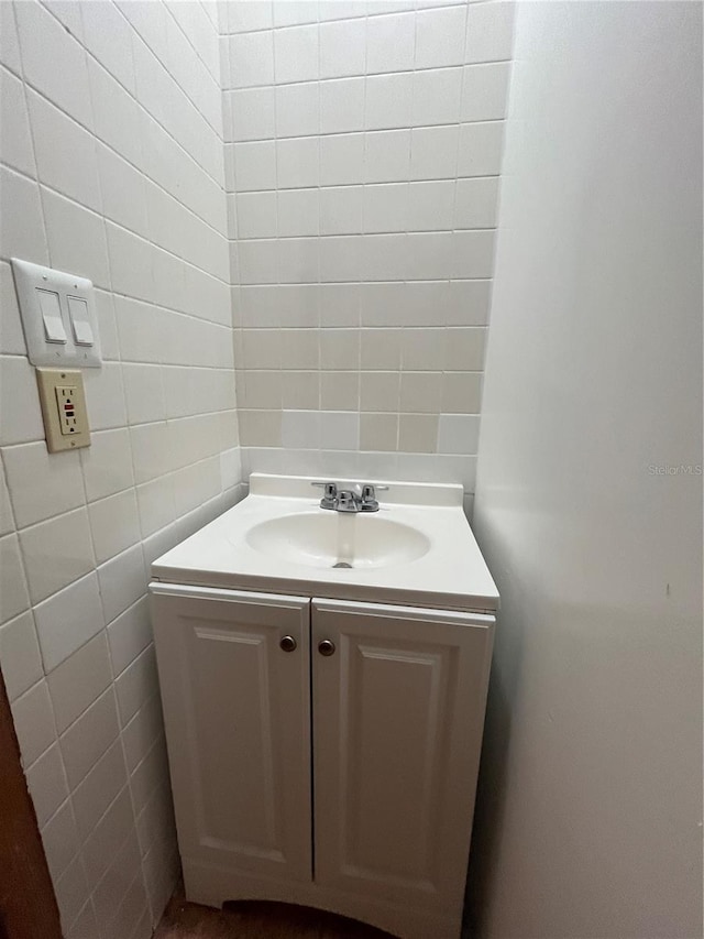 9907 Maggie St, Gibsonton, FL 33534 - bathroom with vanity and tile walls