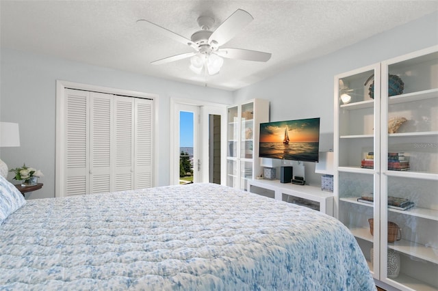 433 S Paula Dr Unit 31, Dunedin, FL 34698 - bedroom with a closet, a textured ceiling, and ceiling fan