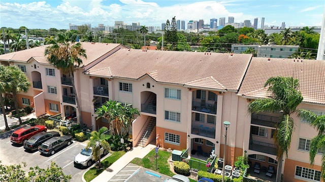 2015 SE 10th Ave Unit 123, Fort Lauderdale, FL 33316 - view of property featuring uncovered parking and a view of city