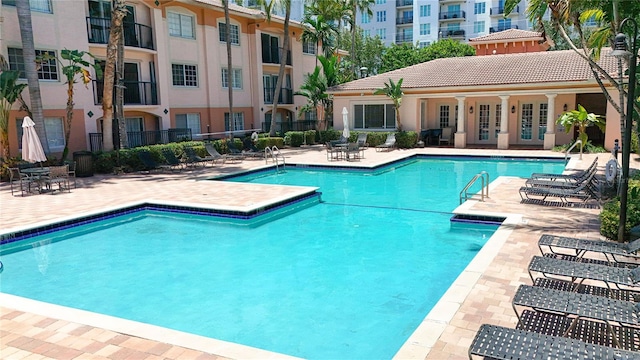 2015 SE 10th Ave Unit 123, Fort Lauderdale, FL 33316 - community pool with a patio area