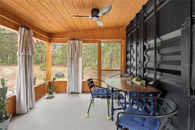 7013 W Polaris Ct, Homosassa, FL 34446 - sunroom featuring ceiling fan and outdoor dining area