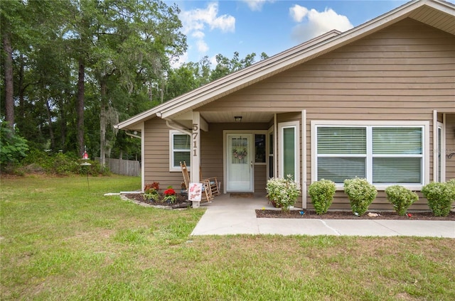 5711 W Pine Cir, Crystal River, FL 34429 - view of front of house with a front yard