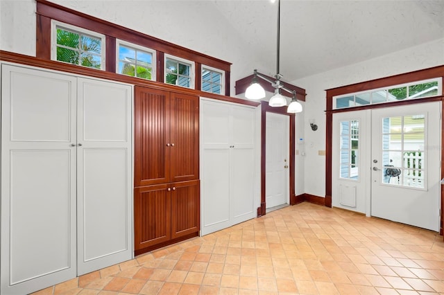 1400 Cherry St NE, Saint Petersburg, FL 33704 - foyer entrance with vaulted ceiling