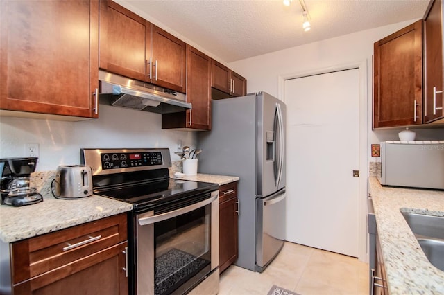 10265 Gandy Blvd N Unit 1702, Saint Petersburg, FL 33702 - kitchen with stainless steel appliances, under cabinet range hood, a textured ceiling, light tile patterned floors, and a sink